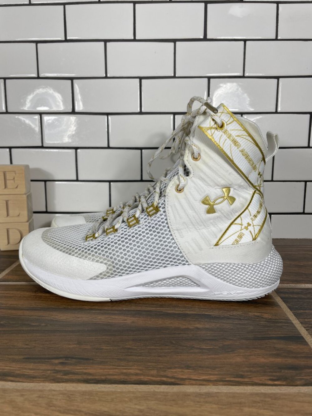 Under Armour HOVR Highlight Ace Shoes Womens Sz 9 White Gold Volleyball Sneakers